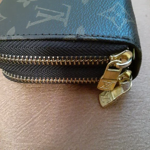 LOUIS VUITTON LV MONOGRAM ZIPPY WALLET - Picture 6 of 10